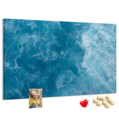Prikbord met een motief van diepblauwe zeegolven en schuim