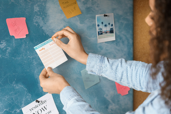 Prikbord met een motief van diepblauwe zeegolven en schuim