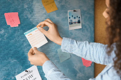 Prikbord met een motief van diepblauwe zeegolven en schuim