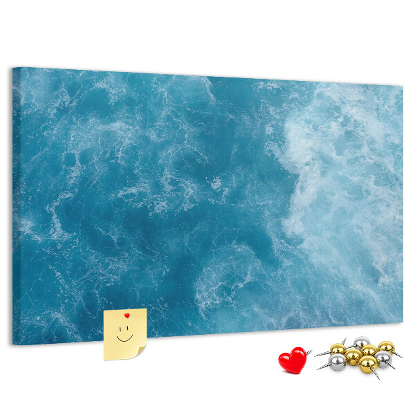 Prikbord met een motief van diepblauwe zeegolven en schuim