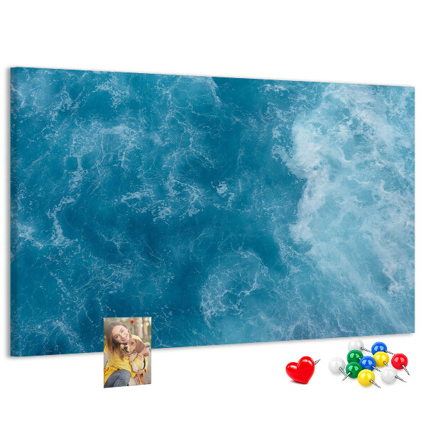 Prikbord met een motief van diepblauwe zeegolven en schuim