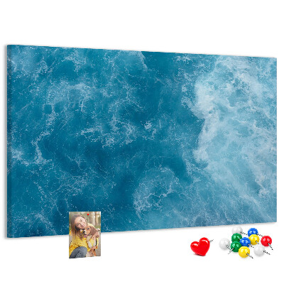 Prikbord met een motief van diepblauwe zeegolven en schuim