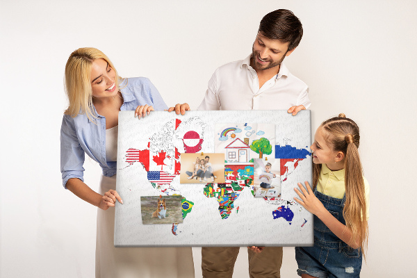 Kurkbord wereldkaart met landvlaggen
