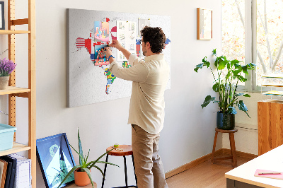 Kurkbord wereldkaart met landvlaggen