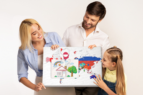 Kurkbord wereldkaart met landvlaggen