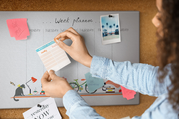 Prikbord kleurrijke weekplanner met kantoorthema's