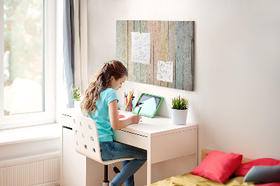 Kurkbord met pastelkleurige platen in een rustieke stijl