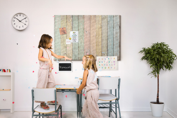Kurkbord met pastelkleurige platen in een rustieke stijl