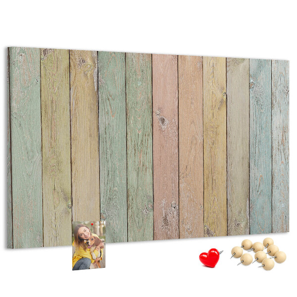 Kurkbord met pastelkleurige platen in een rustieke stijl