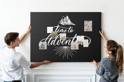 Kurken prikbord met een afbeelding van een avontuur in de bergen