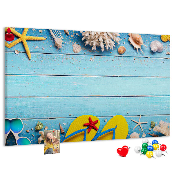 Prikbord zomerherinneringen aan het strand met schelpen