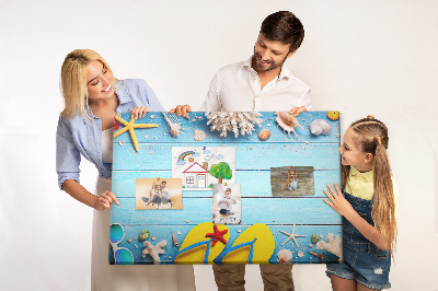 Prikbord zomerherinneringen aan het strand met schelpen