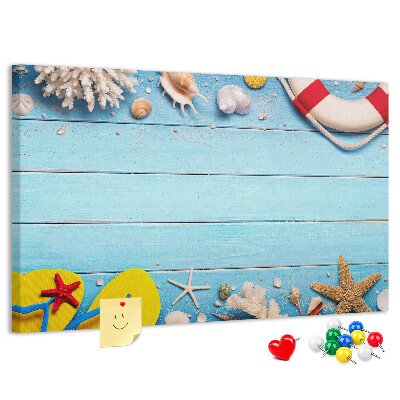 Kurkbord met zomerse strandstijl voorzien van schelpen en zand
