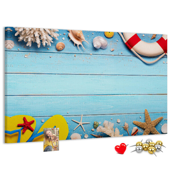 Kurkbord met zomerse strandstijl voorzien van schelpen en zand