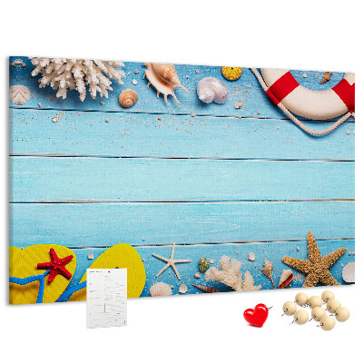Kurkbord met zomerse strandstijl voorzien van schelpen en zand