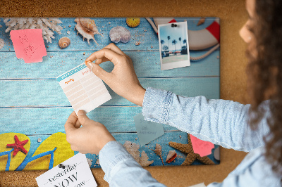 Kurkbord met zomerse strandstijl voorzien van schelpen en zand
