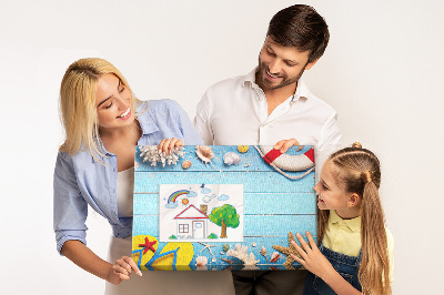 Kurkbord met zomerse strandstijl voorzien van schelpen en zand