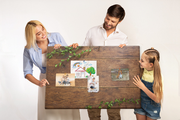 Prikbord natuurlijk hout met groene takken