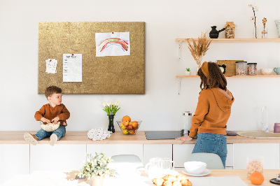 Kurk prikbord met een gouden textuur in een minimalistische stijl