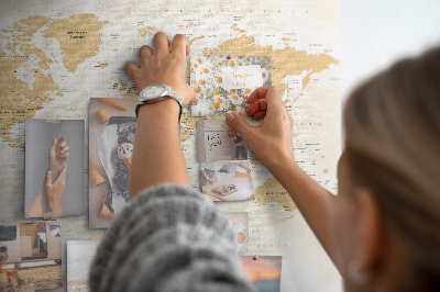 Kurkbord wereldkaart met locatieaanduidingen