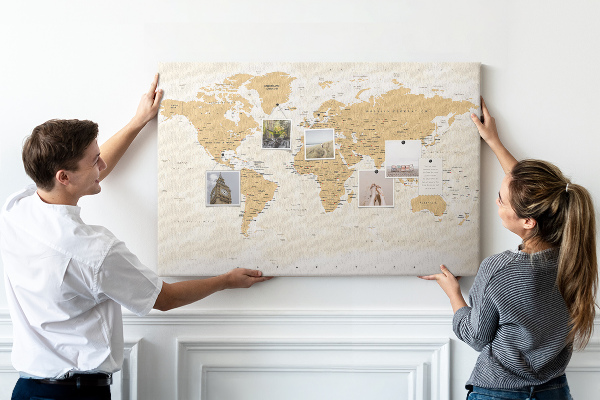 Kurkbord wereldkaart met locatieaanduidingen