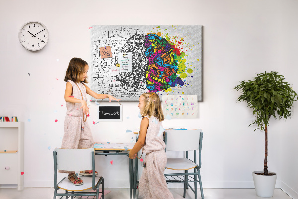 Kurk prikbord met hersenen en creativiteit in kleurrijke harmonie
