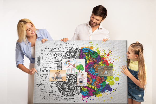 Kurk prikbord met hersenen en creativiteit in kleurrijke harmonie