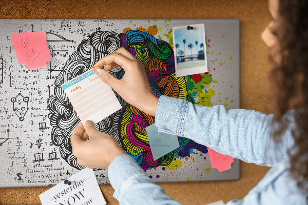 Kurk prikbord met hersenen en creativiteit in kleurrijke harmonie