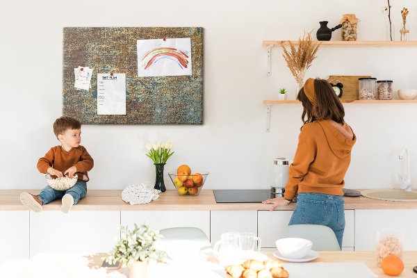Prikbord met roestig oppervlak en blauwe accenten