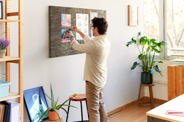 Prikbord met roestig oppervlak en blauwe accenten
