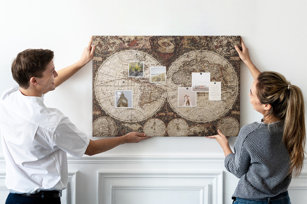 Kurkbord met een kaart van de oude wereld en geografische details