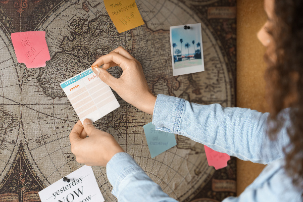 Kurkbord met een kaart van de oude wereld en geografische details