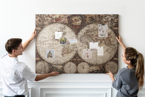 Kurkbord met een kaart van de oude wereld en geografische details