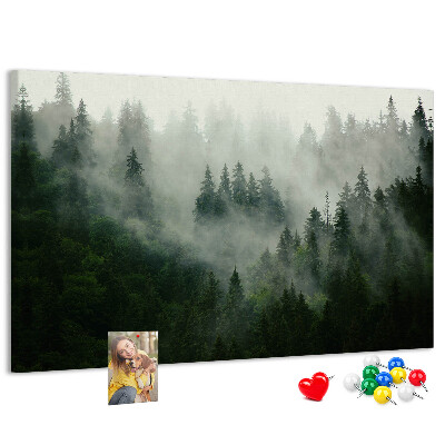 Kurken prikbord met een afbeelding van een mistig bos in een mysterieuze sfeer