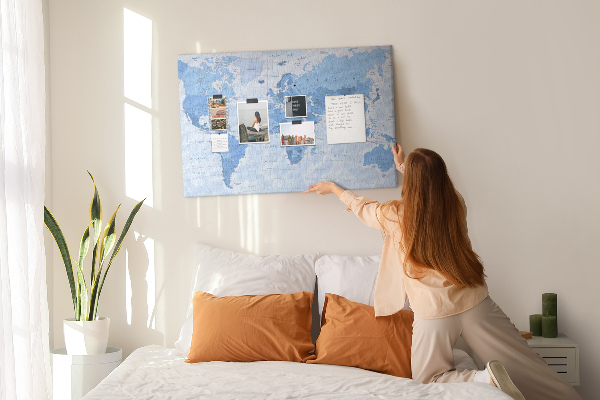 Prikbord wereldkaart in verschillende blauwtinten