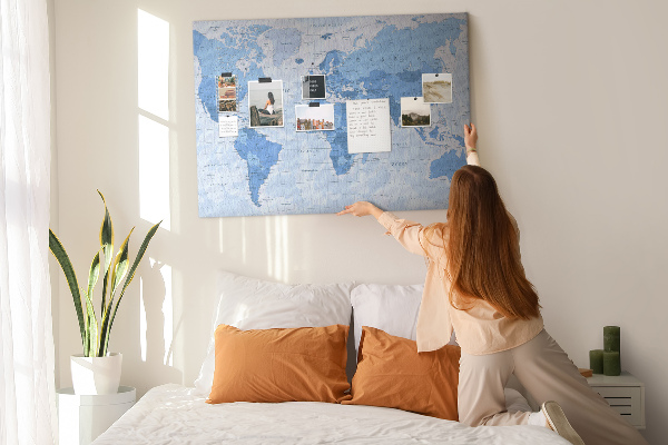 Prikbord wereldkaart in verschillende blauwtinten