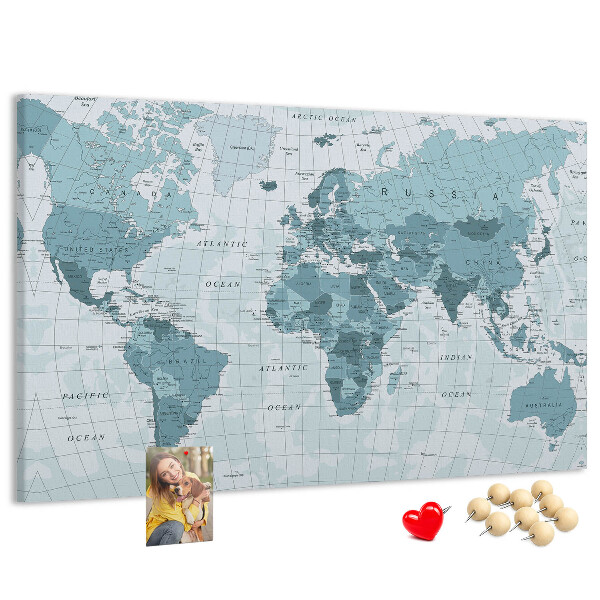Prikbord wereldkaart in verschillende blauwtinten
