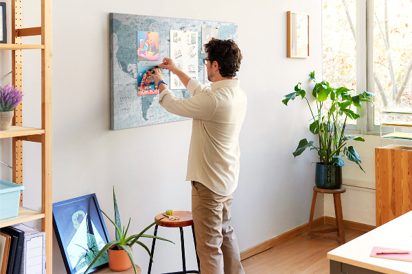 Prikbord wereldkaart in verschillende blauwtinten