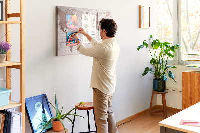 Kurkbord wereldkaart in verschillende tinten roze