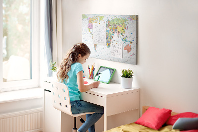 Wereldkaart prikbord met gekleurde continenten