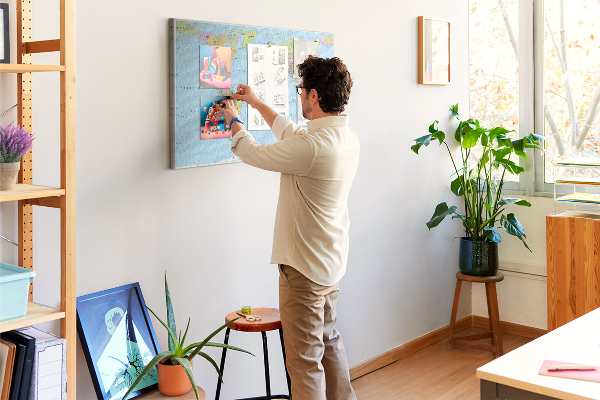 Kurkbord wereldkaart met gekleurde continenten