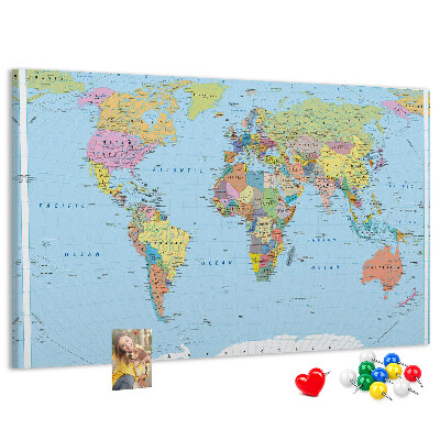 Kurkbord wereldkaart met gekleurde continenten