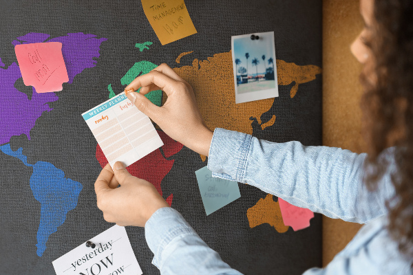 Prikbord wereldkaart in kleur op een donkere achtergrond