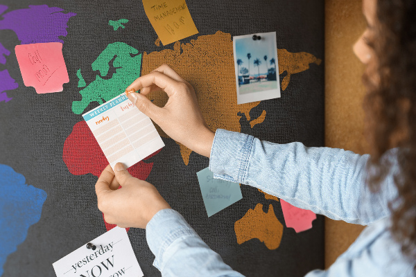 Prikbord wereldkaart in kleur op een donkere achtergrond