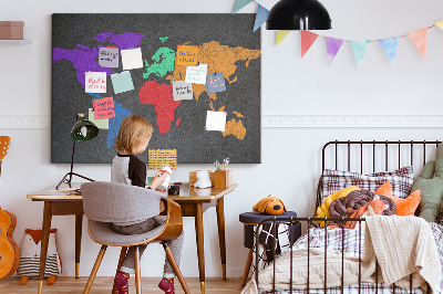Prikbord wereldkaart in kleur op een donkere achtergrond