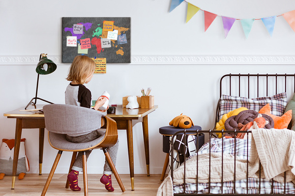 Prikbord wereldkaart in kleur op een donkere achtergrond