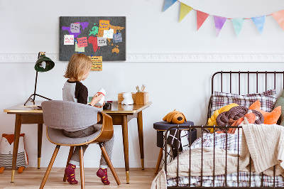 Prikbord wereldkaart in kleur op een donkere achtergrond