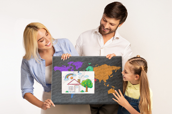 Prikbord wereldkaart in kleur op een donkere achtergrond