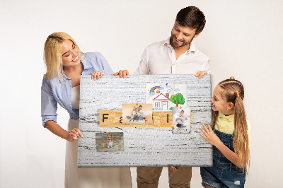 Kurkbord familieherinneringen op een houten achtergrond