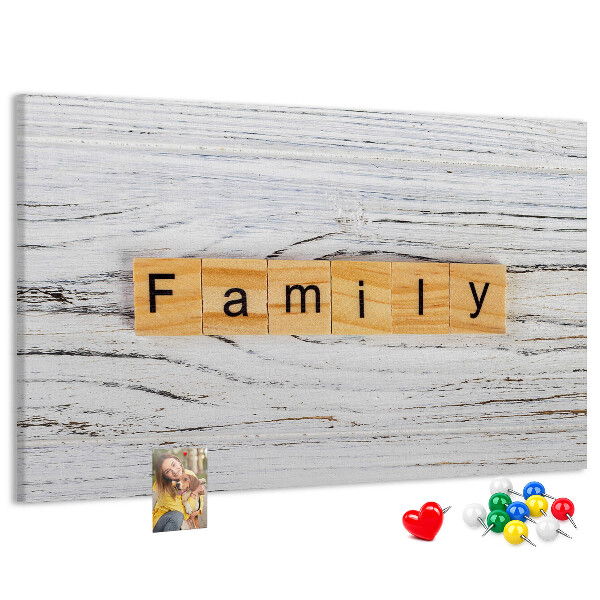 Kurkbord familieherinneringen op een houten achtergrond